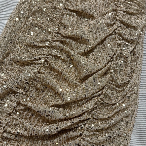 Selfie Leslie keyhole backless halter mini dress in champagne sequin - Picture 5 of 6